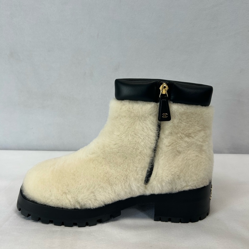 Chanel Shearling Lambskin Ivory Metal Logo Ankle Winter - Picture 6 of 14